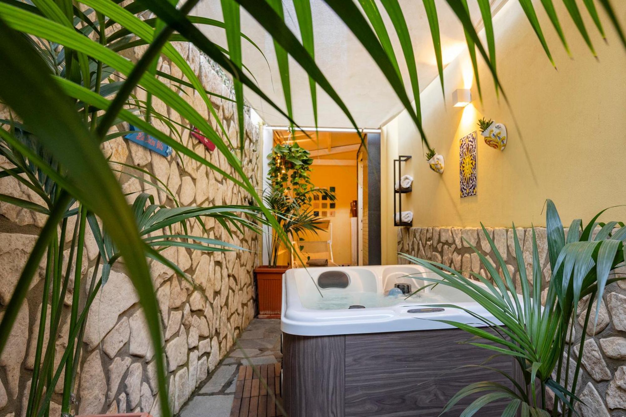 Suite Apartment Capri Con Jacuzzi In Piazzetta Exterior photo